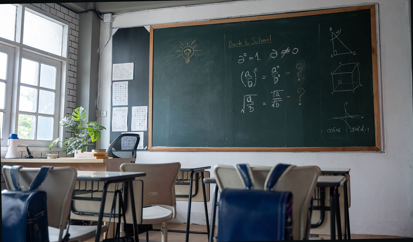 picture of a chalk board in an empty classroom